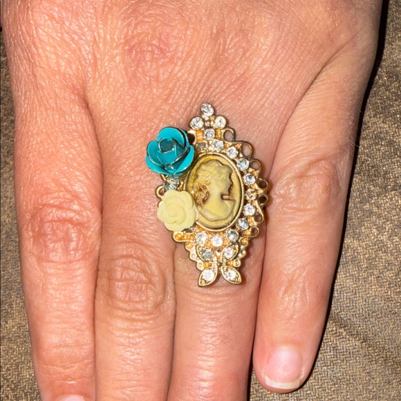 Vintage Jewelry - Vintage Gold Cameo Ring with Turquoise and Cream Flower Accents
